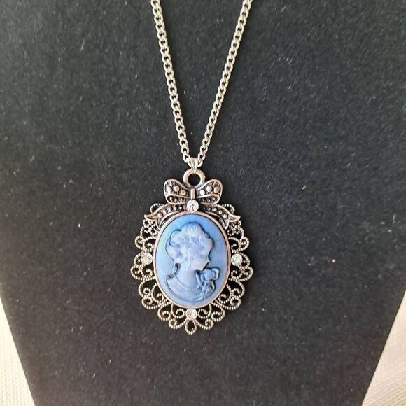 Cameo Necklace and Earring Set - Picture 5 of 8